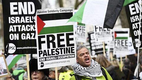 Des manifestants bloquent le quartier Whitehall à Londres pour protester contre la visite de Netanyahu (vidéos)